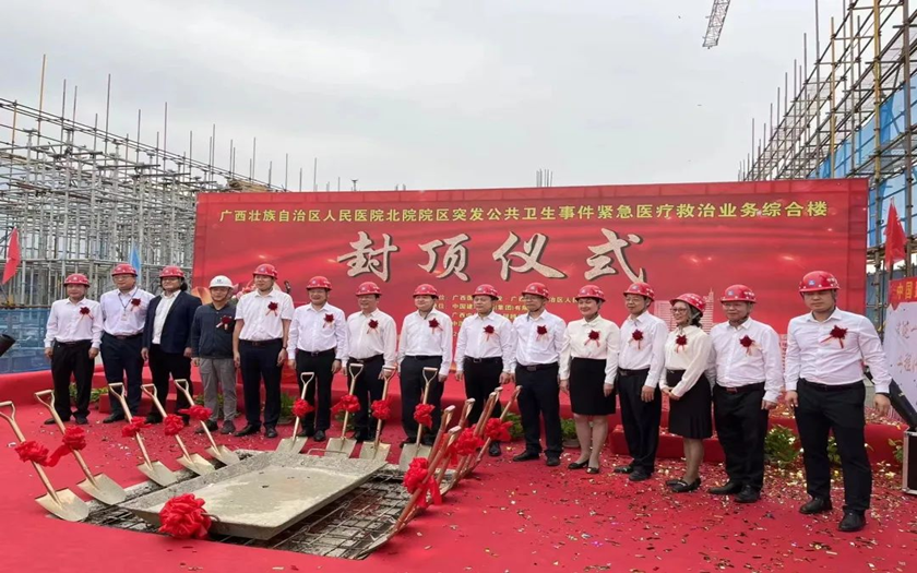 項(xiàng)目動態(tài) |? 自治區(qū)人民醫(yī)院北院院區(qū)突發(fā)公共衛(wèi)生事件緊急醫(yī)療救治業(yè)務(wù)綜合樓項(xiàng)目順利封頂